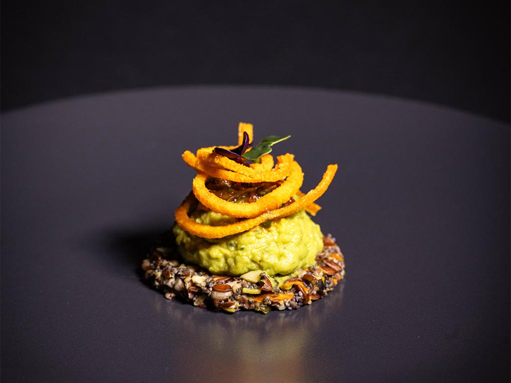 Canape, Zuckererbsenmousse, Chili, Süßkartoffel / Saatencracker